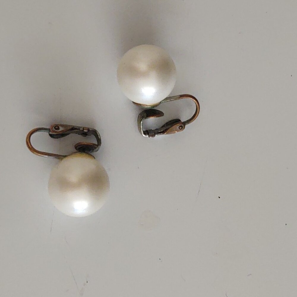 FAUX LARGE PEARL MID CENTURY MODERN VICTORIAN STYLE CLIP ON EARRINGS - Picture 1 of 6